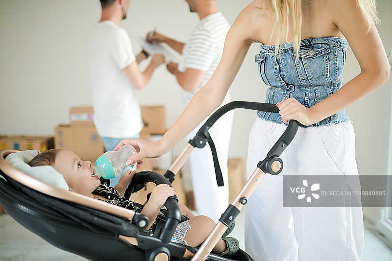 房地产经纪人签约购新房搬家家庭婴儿车图片素材