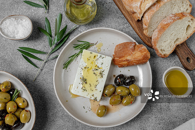 羊乳酪、橄榄、恰巴塔面包和橄榄油图片素材