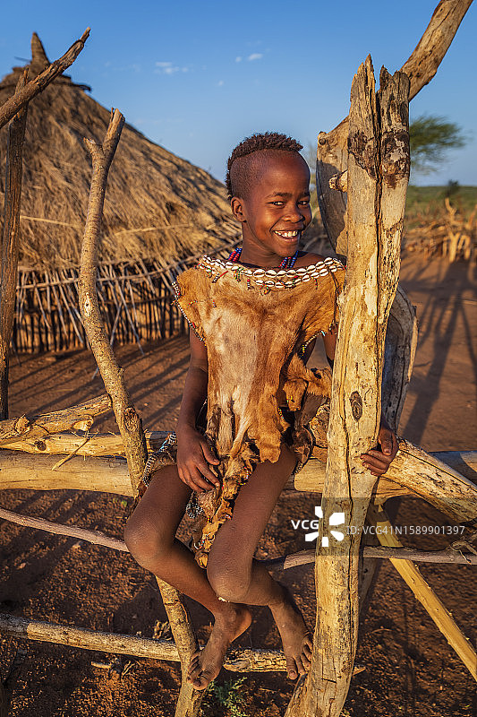 来自埃塞俄比亚哈默部落的年轻女孩的肖像图片素材