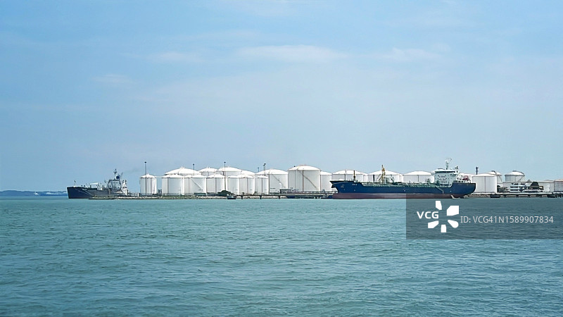 油轮穿过新加坡岛近海液化天然气设施图片素材