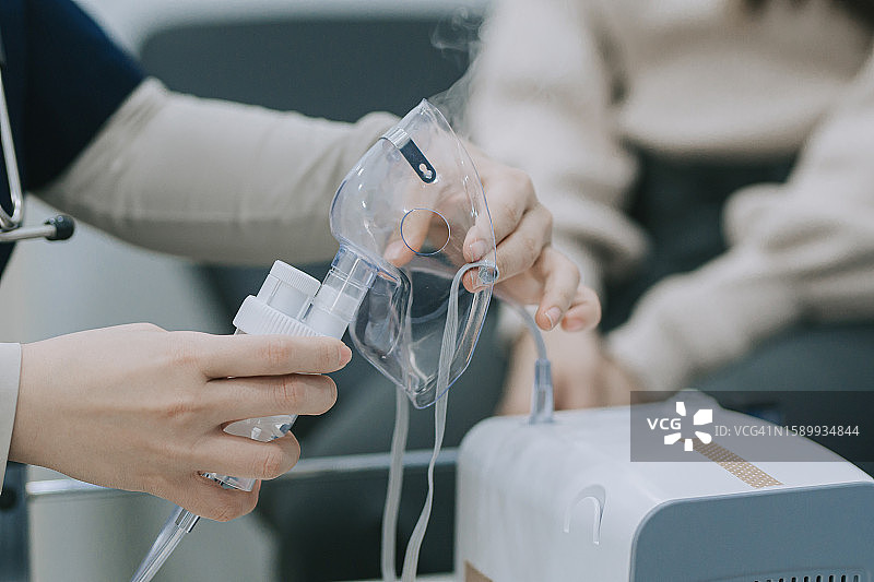 女医生在医疗检查室给病人供氧图片素材