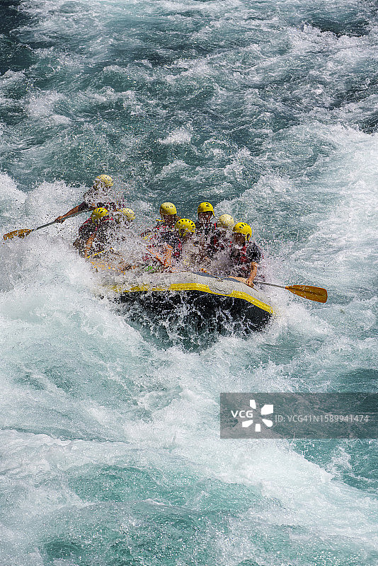 人群激流漂流图片素材