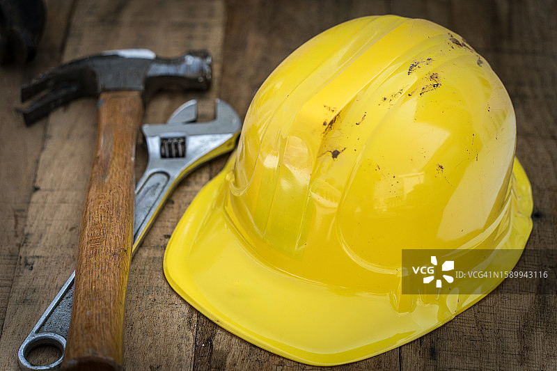 木桌上的黄色安全帽和工作工具图片素材