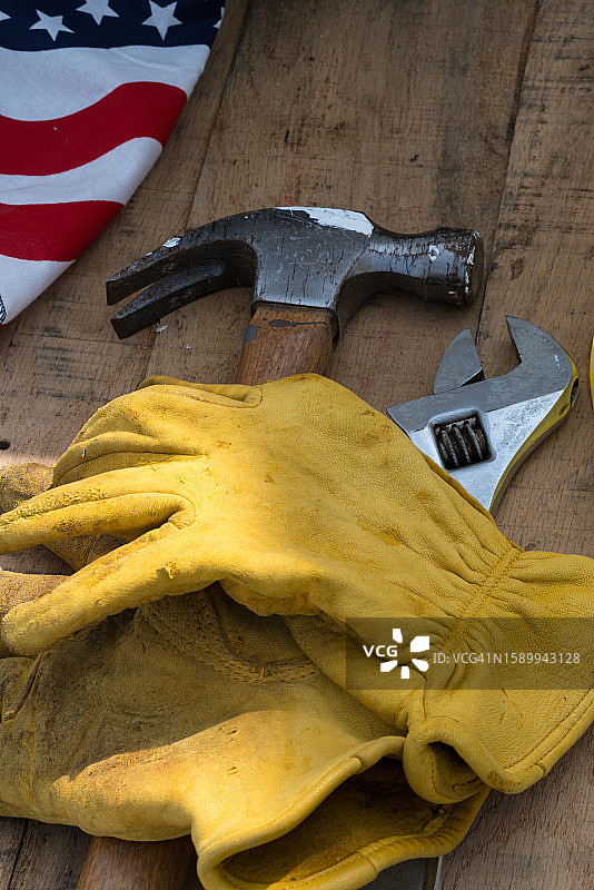 工作手套、工具与美国国旗图片素材