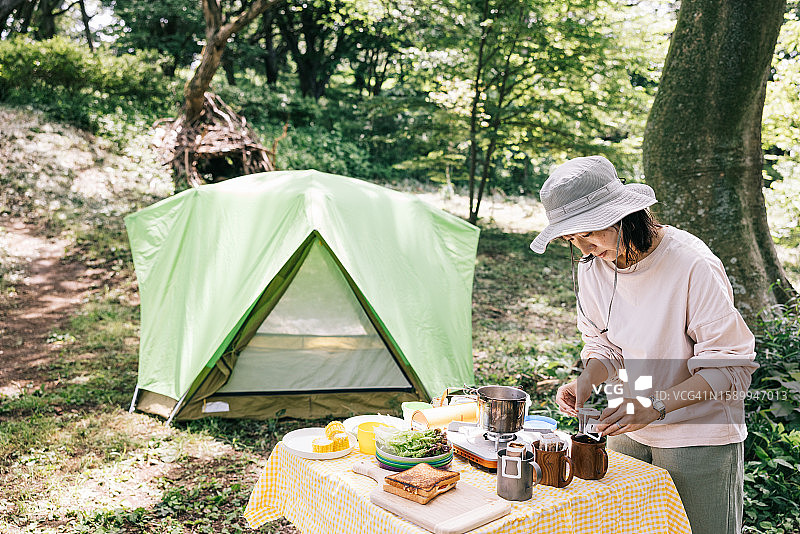 在野外露营做饭的日本女人图片素材