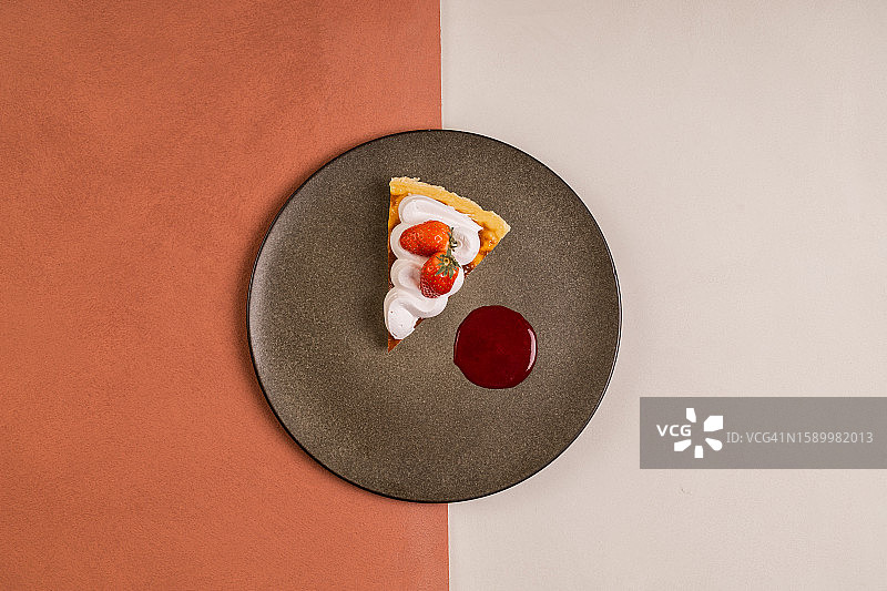 草莓芝士蛋糕切片（含浆果酱，顶视图）图片素材