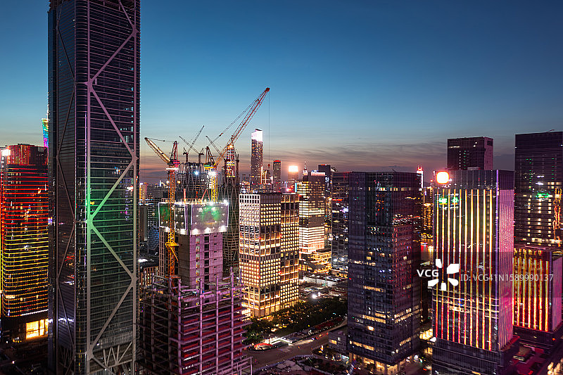 金融区夜景：屋顶上的建筑起重机图片素材