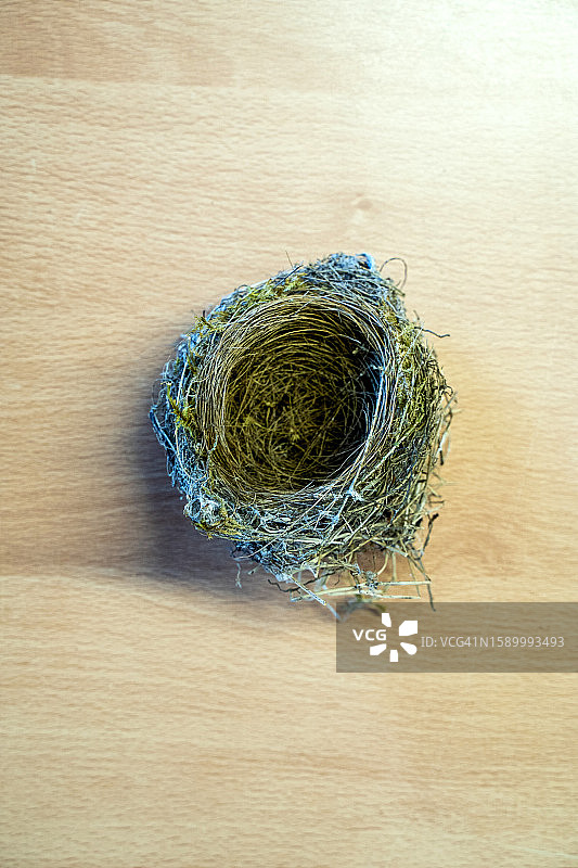 木质表面上的鸟巢静物图片素材