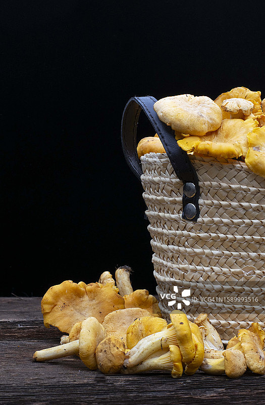 餐桌上的食物在黑色背景下的特写图片素材