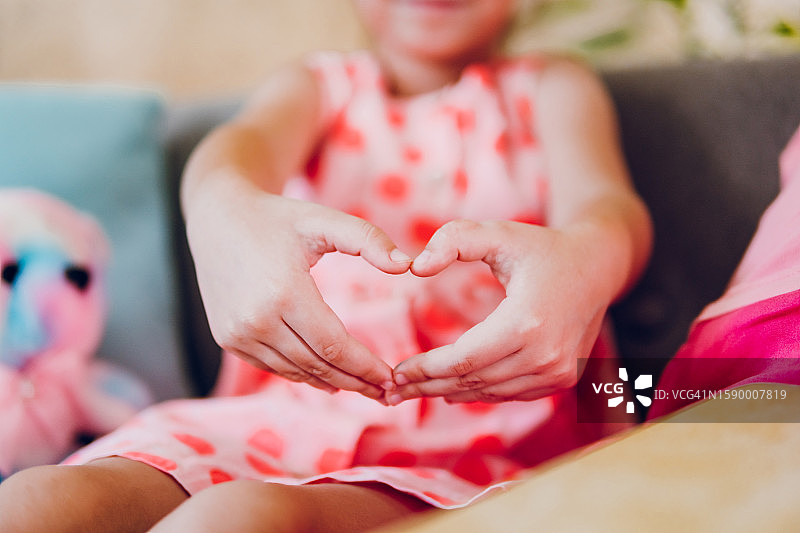 漂亮的女孩比心图片素材
