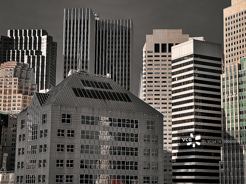 建筑物对着天空的低角度视图图片素材