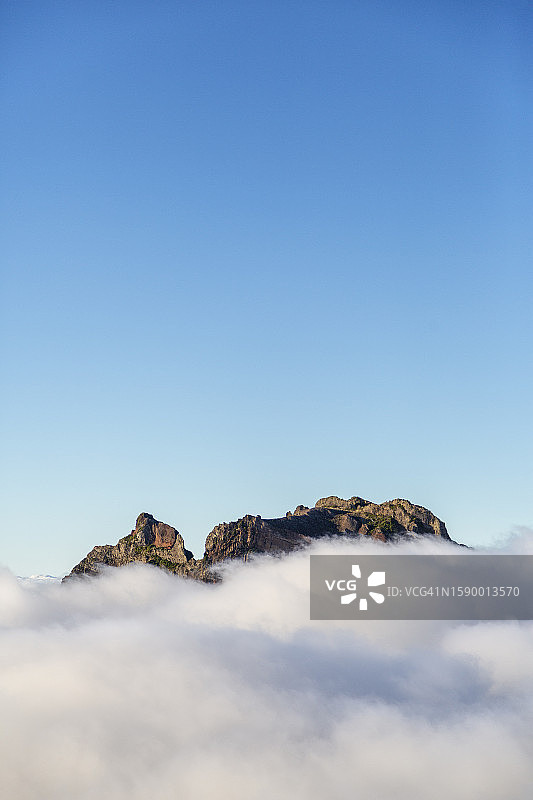 蓝天下的山峰低角度视图图片素材