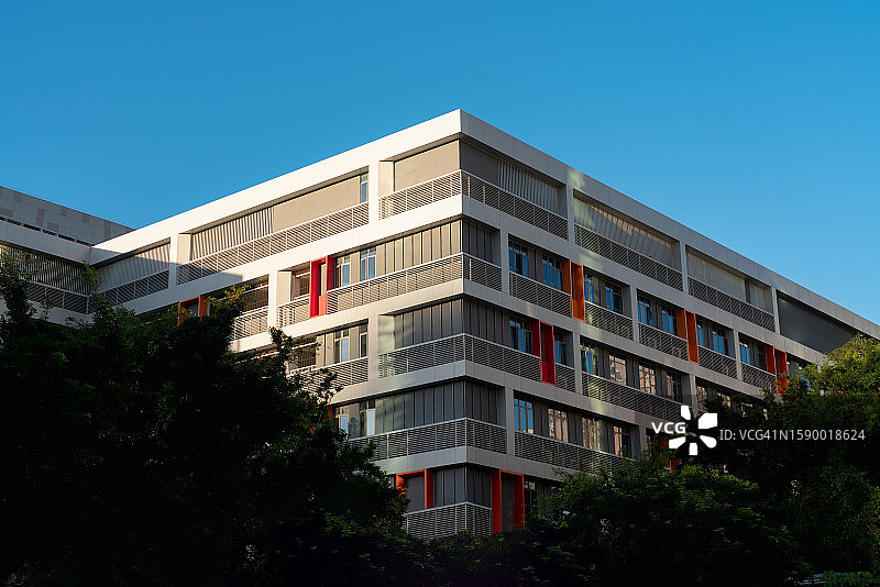 暮色下的彩色建筑外墙图片素材