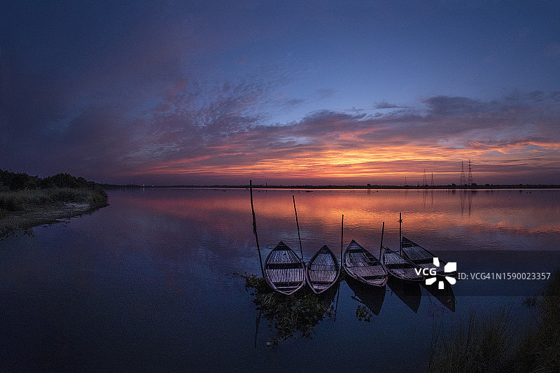 印度西孟加拉邦加尔各答日落湖景图片素材