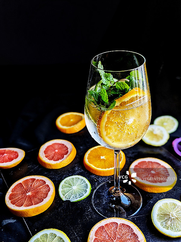 黑色背景下，带有水果的桌面饮品特写图片素材