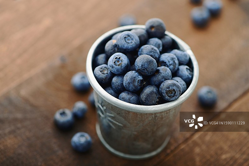 木桌上的蓝莓图片素材