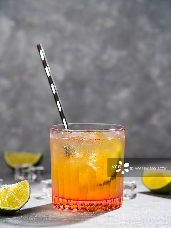 阿佩罗配吸管、橙片和冰块，意大利酒精饮料，餐前开胃酒图片素材