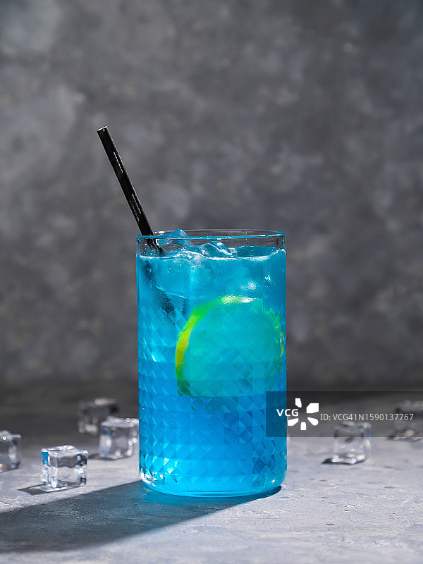 蓝色库拉索鸡尾酒图片素材