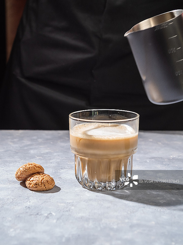 制作拿铁或卡布奇诺咖啡。饮料和热饮概念。早餐或咖啡休息时间图片素材