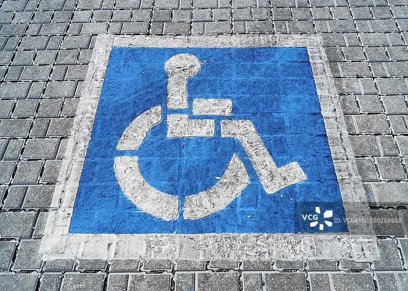 车道上的轮椅残疾人停车位图片素材