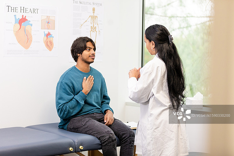 女医生用手语询问聋哑男子问题图片素材