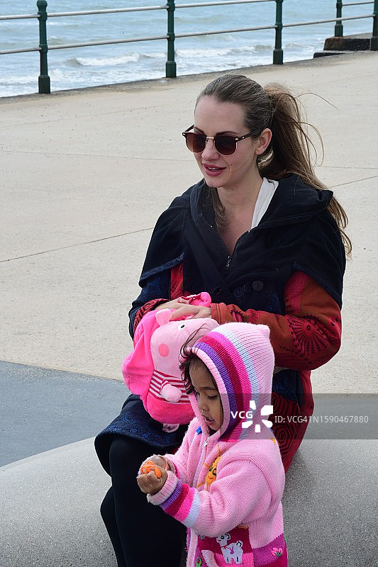 母子海滨小镇散步图片素材