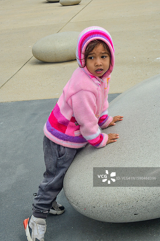 可爱的孩子在海滨小镇的步行道上图片素材