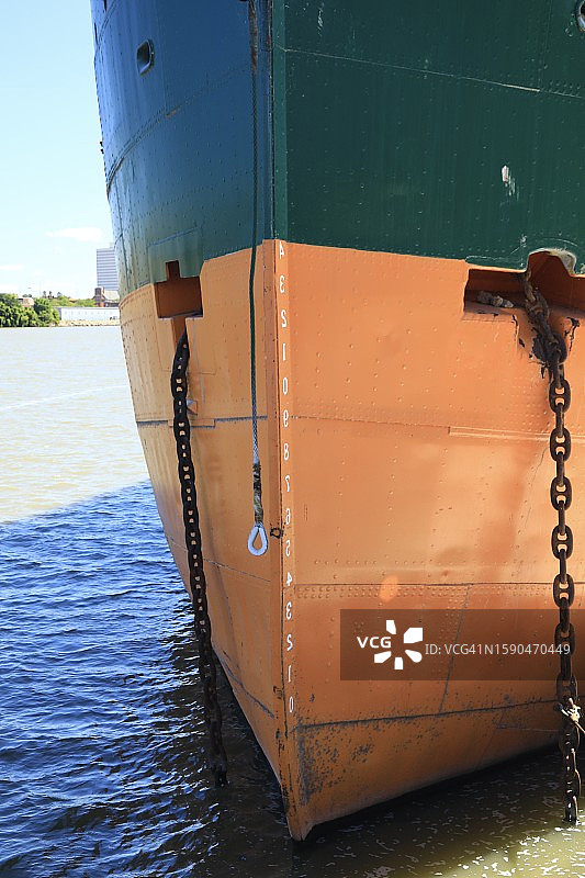 航海船首与已放下的锚图片素材