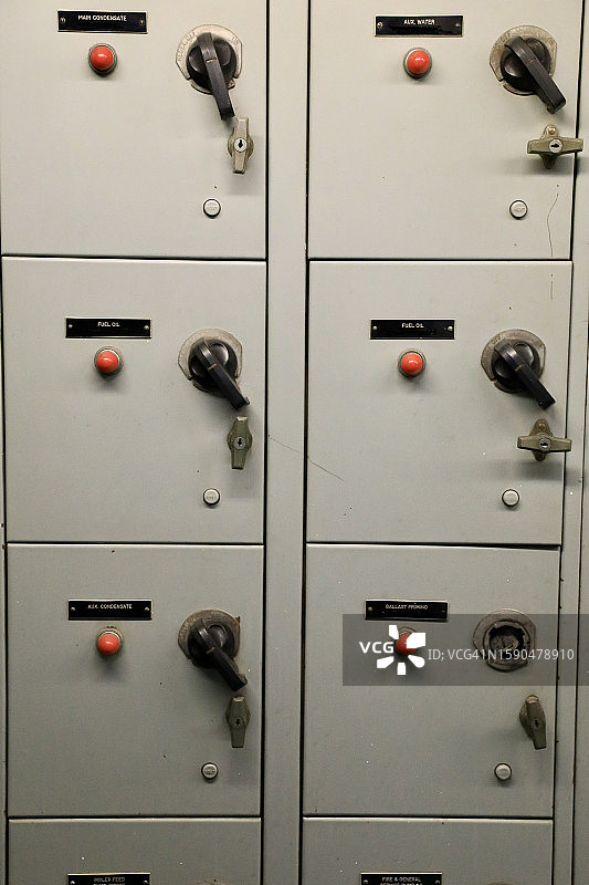 电气柜中的断路器开关图片素材