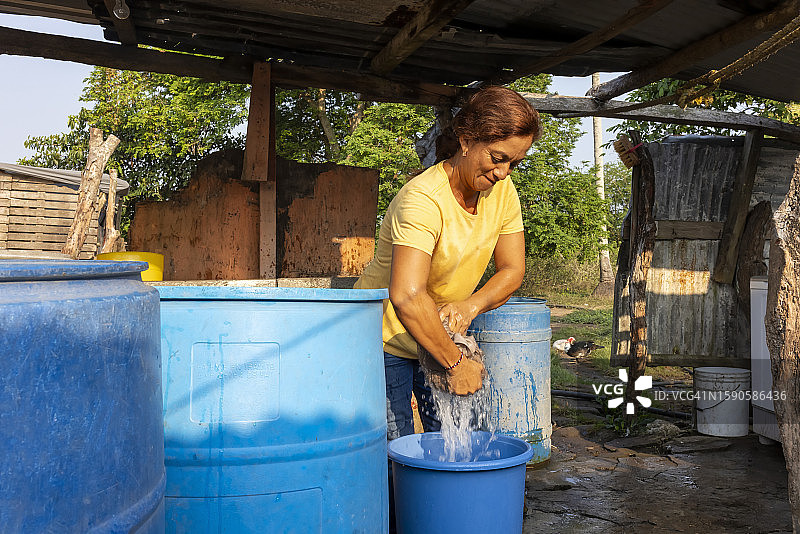 在罐子里洗衣服的家庭妇女图片素材