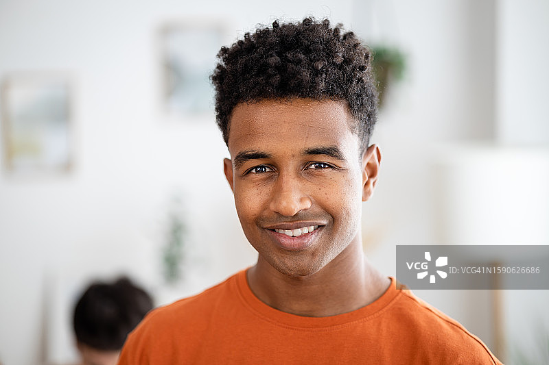 微笑的年轻非裔美国男子肖像图片素材