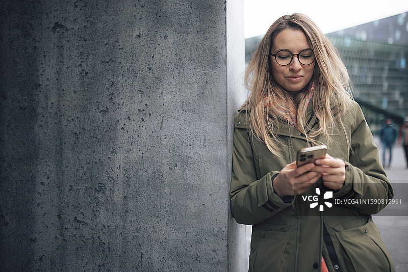 在城市中用手机的女性（半身照），冰岛图片素材