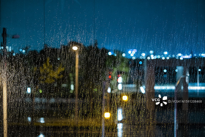 玻璃窗上的雨滴图片素材