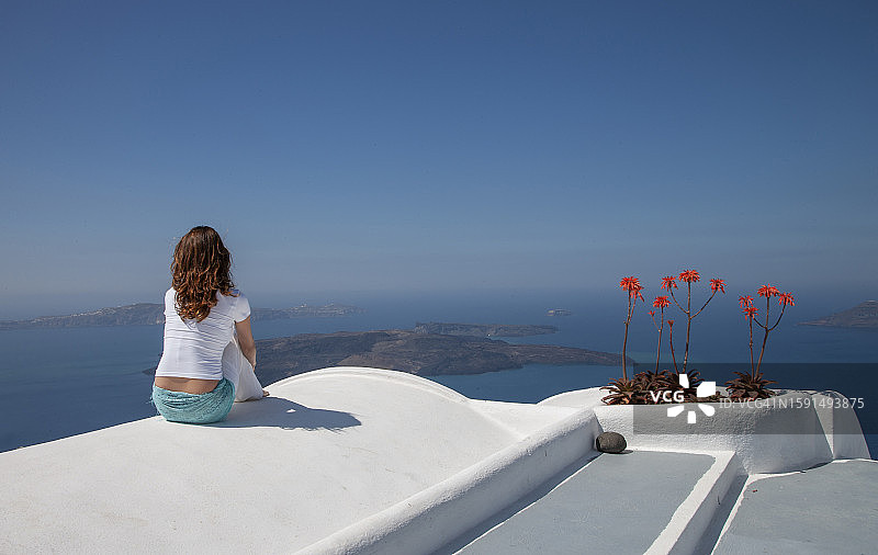 希腊圣托里尼岛上的年轻女人图片素材