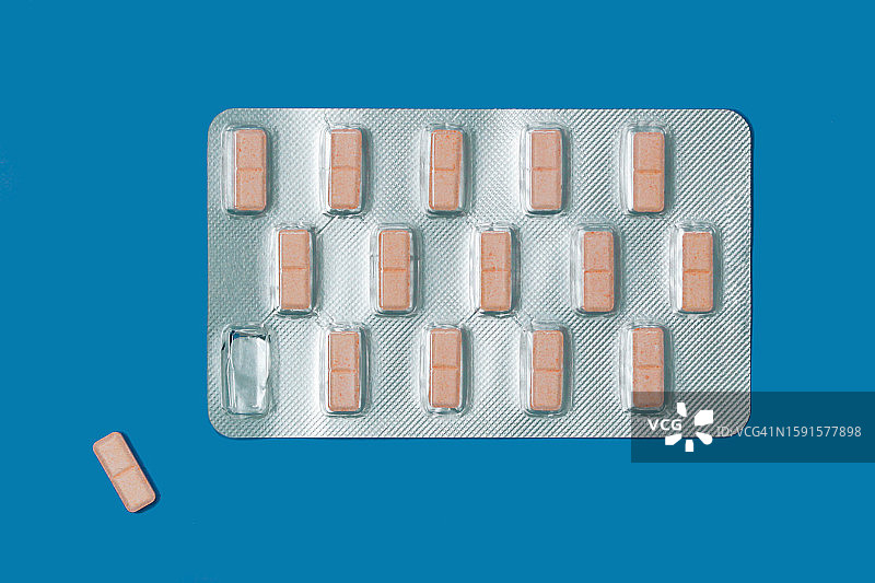 蓝色背景上的药片泡罩包装图片素材