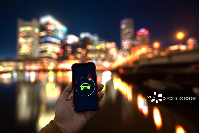 男人用智能手机上的移动应用程序安排出租车图片素材