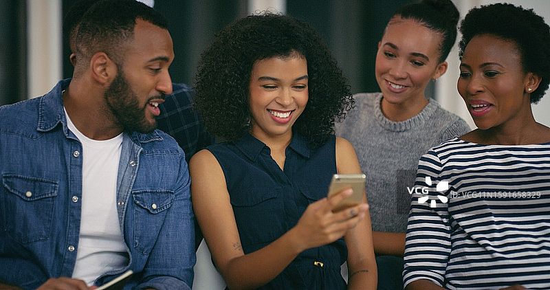 在社交媒体上与朋友分享有趣笑话的快乐员工图片素材