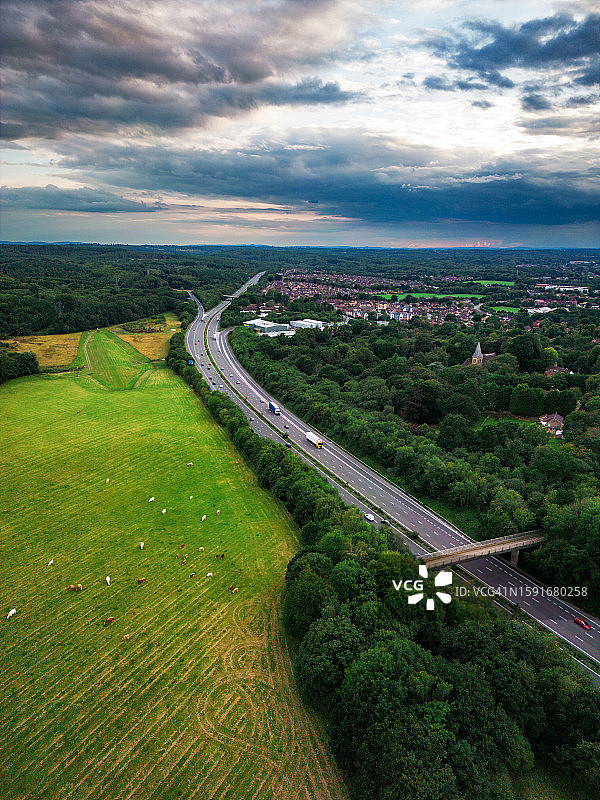 高速公路和住宅开发区航拍图片素材