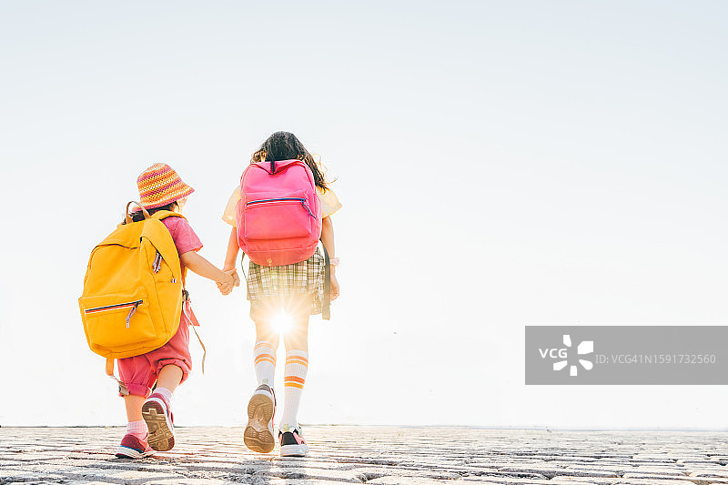 姐妹手牵手去上学，重返校园图片素材