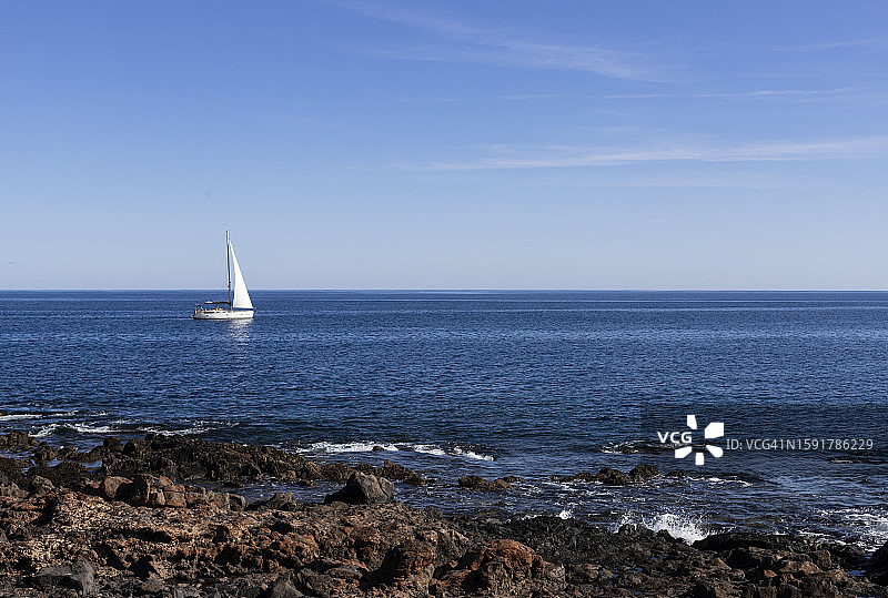 靠近海岸航行的帆船图片素材