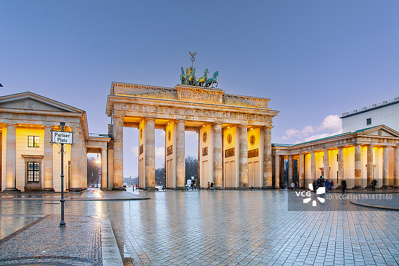 德国柏林夜幕下的勃兰登堡门图片素材