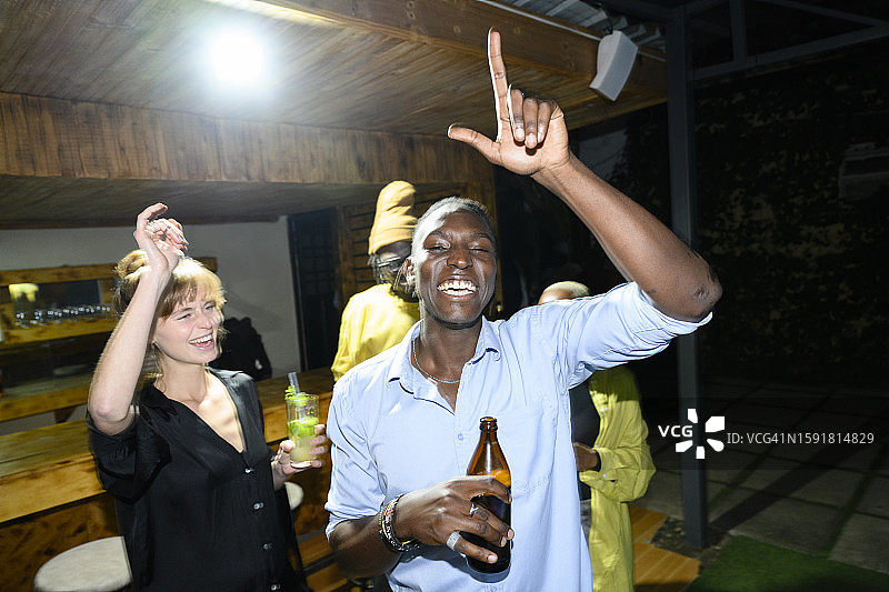 在非洲酒吧里朋友们欢笑跳舞社交图片素材