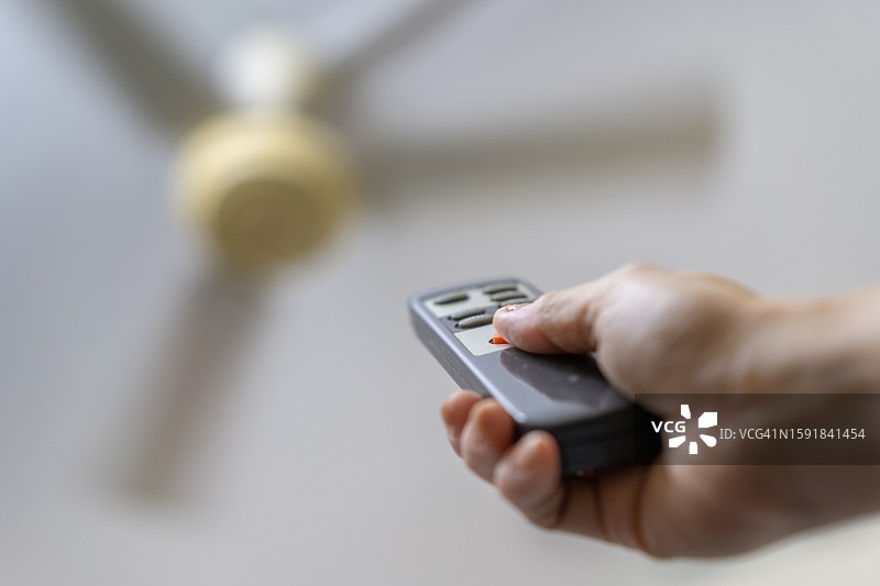 带遥控器的电风扇特写图片素材