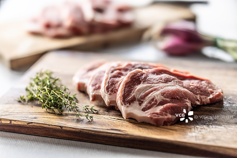 切板上切好的猪颈肉块与百里香图片素材