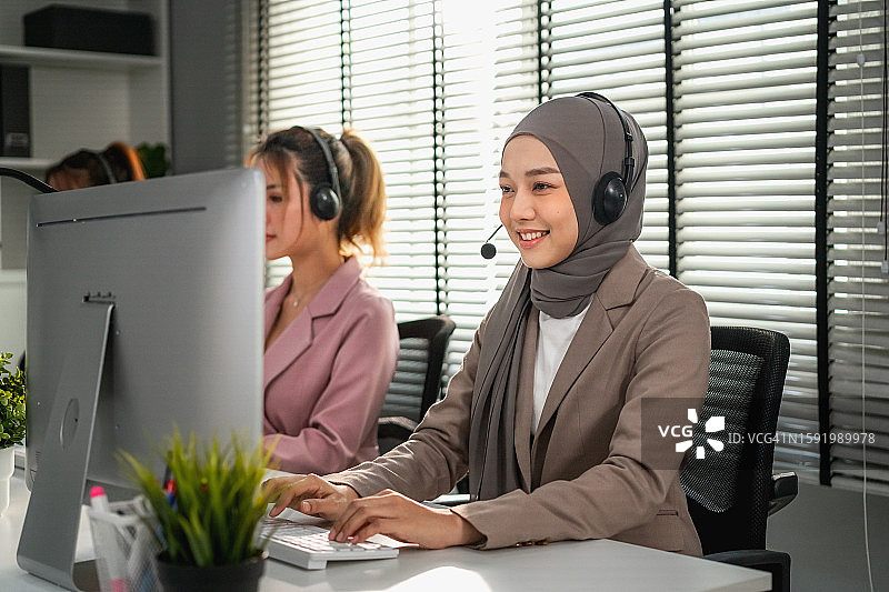 呼叫中心工作人员为客户提供服务，服务概念，商业图片素材