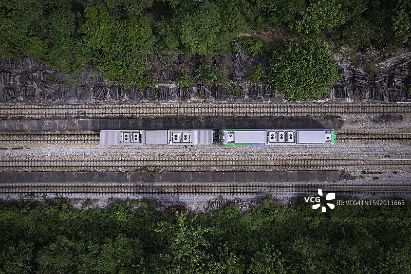 电力机车航拍顶视图图片素材