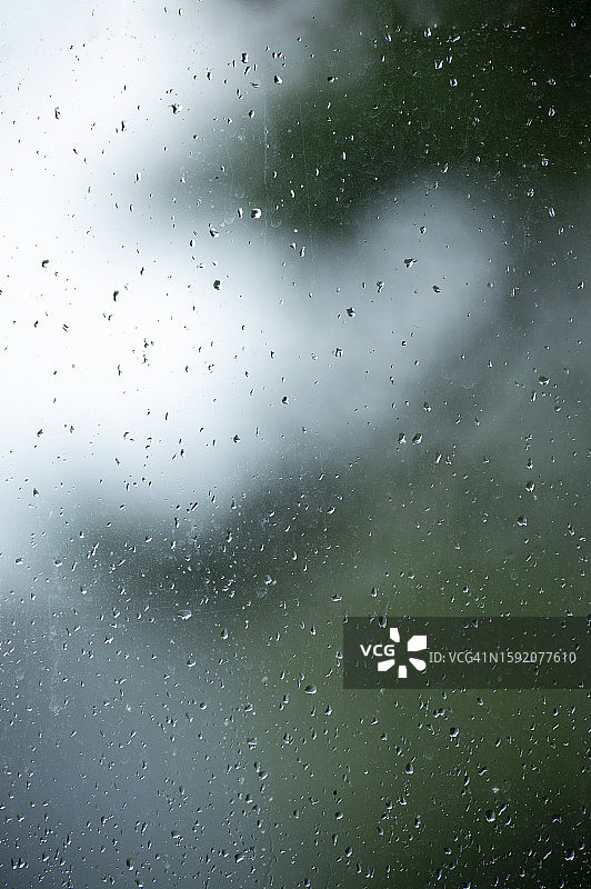 窗格上的雨滴图片素材