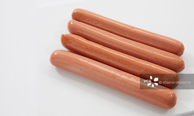 热狗香肠特写，白色背景图片素材