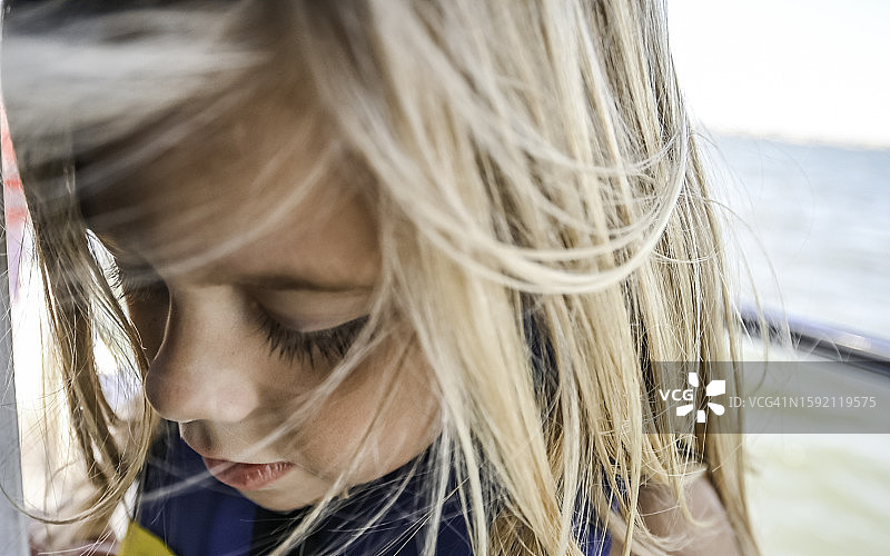 年轻金发女孩特写图片素材