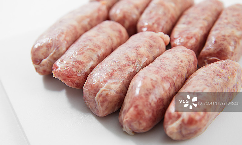 白色背景上的早餐香肠图片素材